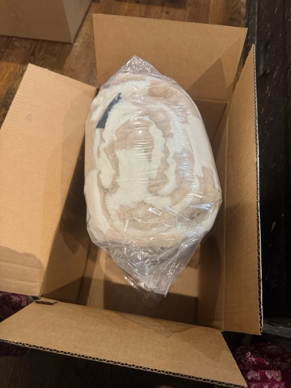 Lola Blankets X Harmonize/Latte Check/Plush Throw/Blanket/Size L/NIB/SEALED! - Picture 10 of 16